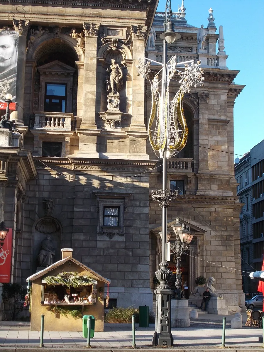 A street lamp with a Christmas wreath at the Opera House, the start of the Budapest Christmas market walking tour